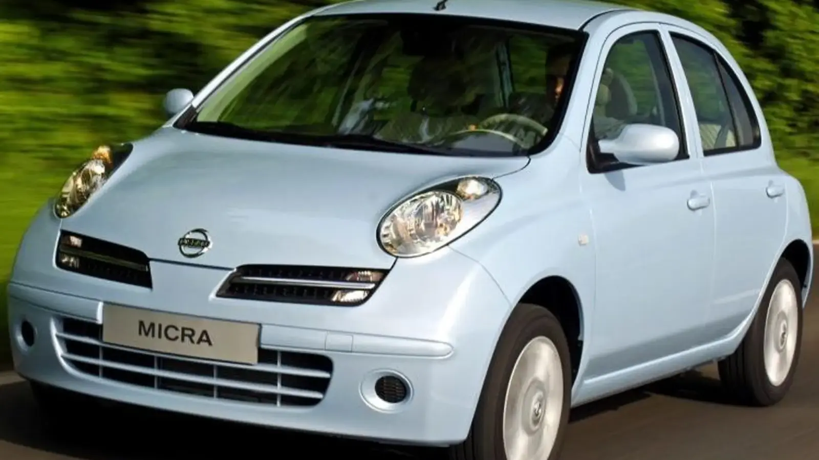 i nissan anamesa stis pio axiopistes etaireies pagkosmios