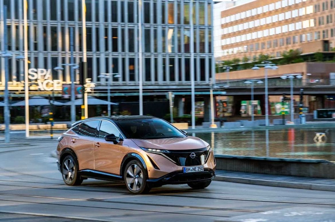 i empeiria odigisis enos ev nissan stin poli