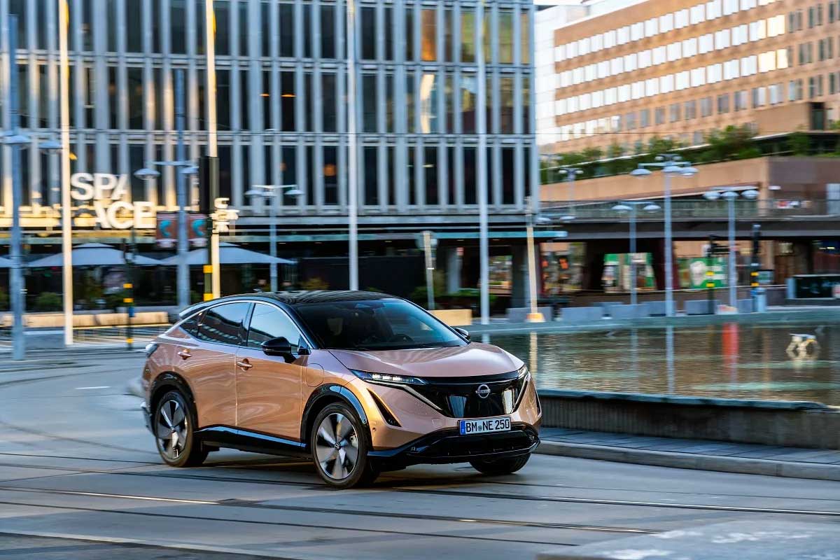 i empeiria odigisis enos ev nissan stin poli