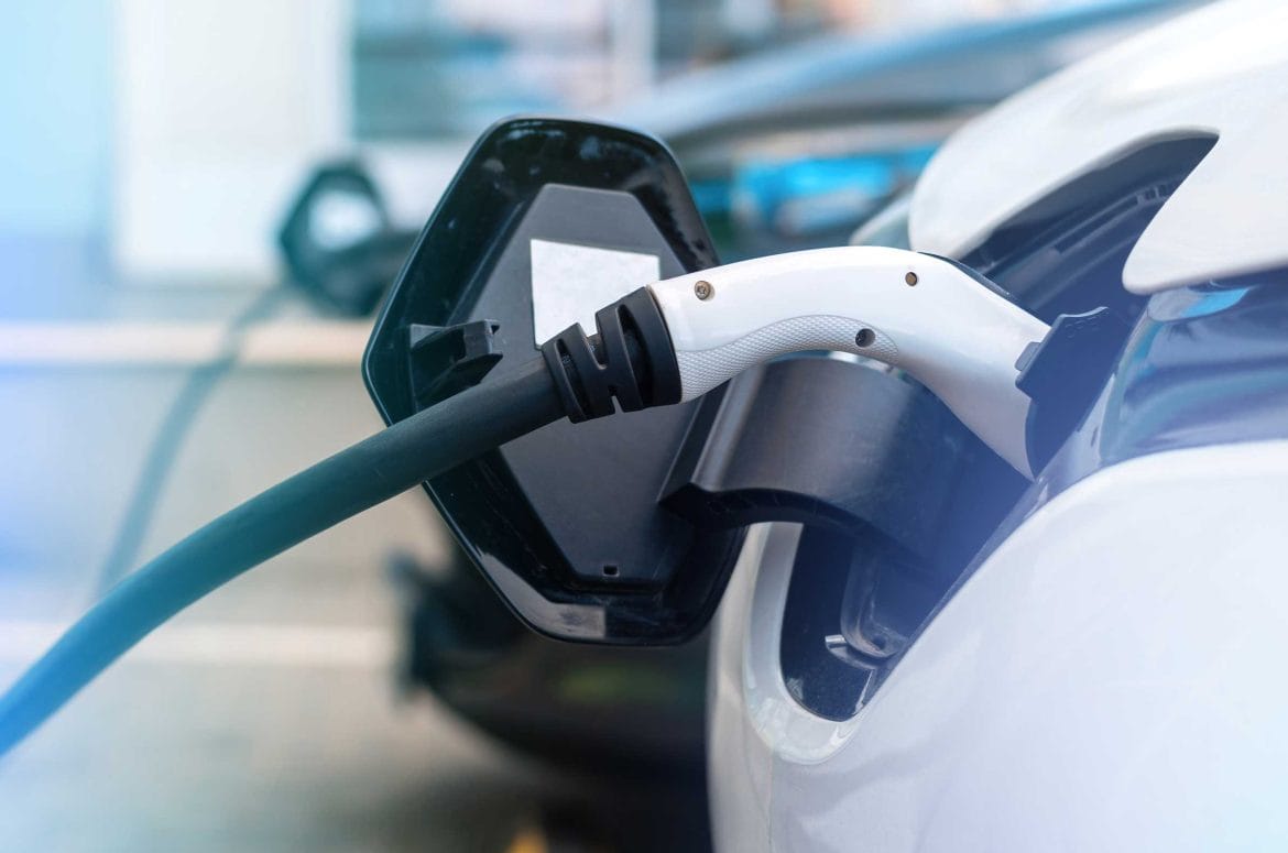 ilektriko i yvridiko nissan poio tairiazei stis anagkes sas